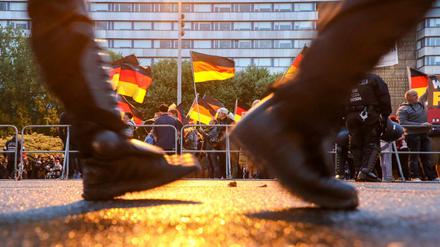 Polizisten sichern eine Demonstration der rechtspopulistischen Bewegung Pro Chemnitz (Archiv). 