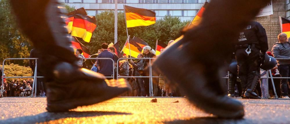 Polizisten sichern eine Demonstration der rechtspopulistischen Bewegung Pro Chemnitz (Archiv).
