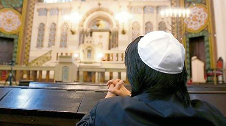 Mann mit Kippa in der Synagoge in der Berliner Rykestraße (Archiv). 