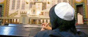 Mann mit Kippa in der Synagoge in der Berliner Rykestraße (Archiv).