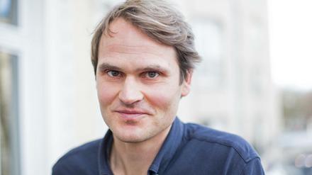 Der Schauspieler Fabian Hinrichs bestreitet den Theatermonolog allein, unterstützt vom Showballett.