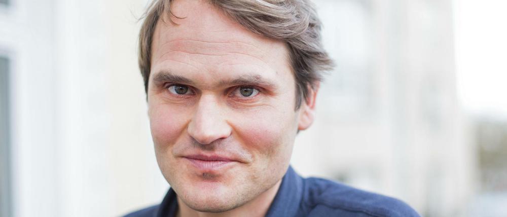 Der Schauspieler Fabian Hinrichs bestreitet den Theatermonolog allein, unterstützt vom Showballett.