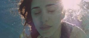 Maryam Zaree möchte Erinnerungen aus ihrer frühesten Kindheit an die Oberfläche bringen.