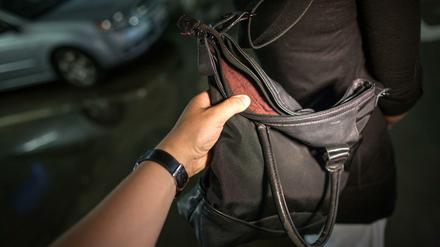 Der Täter zog solange an der Tasche, bis die Trageriemen rissen. (Symbolfoto)