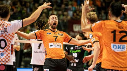 Gut gebrüllt. Viel Grund zum Jubel hatten die Volleys um Mittelblocker Georg Klein.