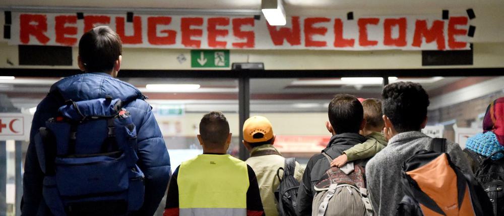 Flensburg im Jahr 2015: Flüchtlinge kommen am Bahnhof an.