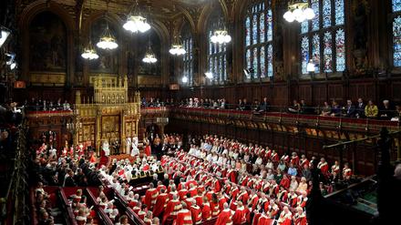 Das britische Parlament bei seiner Wiederöffnung am 14. Oktober, mit Königin Elizabeth II. und Kronprinz Charles.