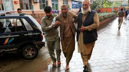 Ein Verletzter wird nach dem Anschlag in einer Moschee in Afghanistan versorgt. 