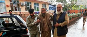 Ein Verletzter wird nach dem Anschlag in einer Moschee in Afghanistan versorgt. 