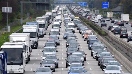 Gehört auch zur Ferienzeit: Viel Stau auf der Autobahn, weil alle in den Urlaub wollen.