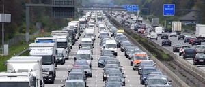 Gehört auch zur Ferienzeit: Viel Stau auf der Autobahn, weil alle in den Urlaub wollen.