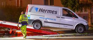 Der Transporter, in dem einer der Hermes-Mitarbeiter tot aufgefunden wurde, wird abtransportiert.