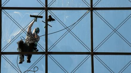 Gewerkschaft und Arbeitgeber in der Gebäudereinigung haben sich auf einen Tarifabschluss in der größten deutschen Handwerkssparte mit rund 650.000 Beschäftigten geeinigt. 