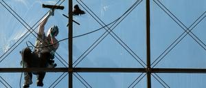 Gewerkschaft und Arbeitgeber in der Gebäudereinigung haben sich auf einen Tarifabschluss in der größten deutschen Handwerkssparte mit rund 650.000 Beschäftigten geeinigt. 