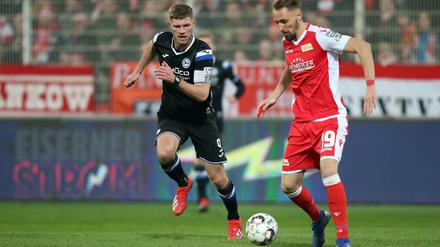 Will wieder ran. Florian Hübner (r.), hier von Bielefelds Fabian Klos verfolgt.