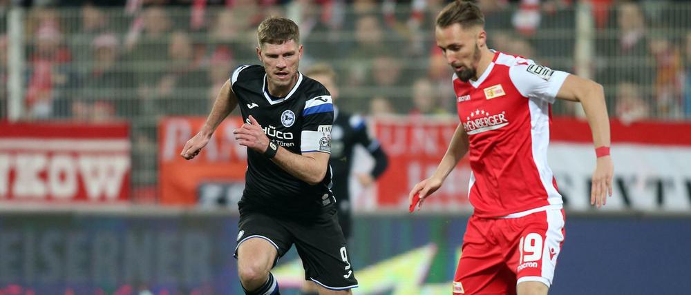 Will wieder ran. Florian Hübner (r.), hier von Bielefelds Fabian Klos verfolgt.