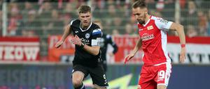 Will wieder ran. Florian Hübner (r.), hier von Bielefelds Fabian Klos verfolgt.