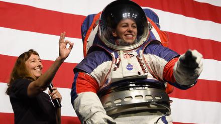 Kristine Davis, neben der Ingenieurin Amy Ross (l), stellt in Washington den neuen, flexibleren Nasa-Raumanzug vor. 