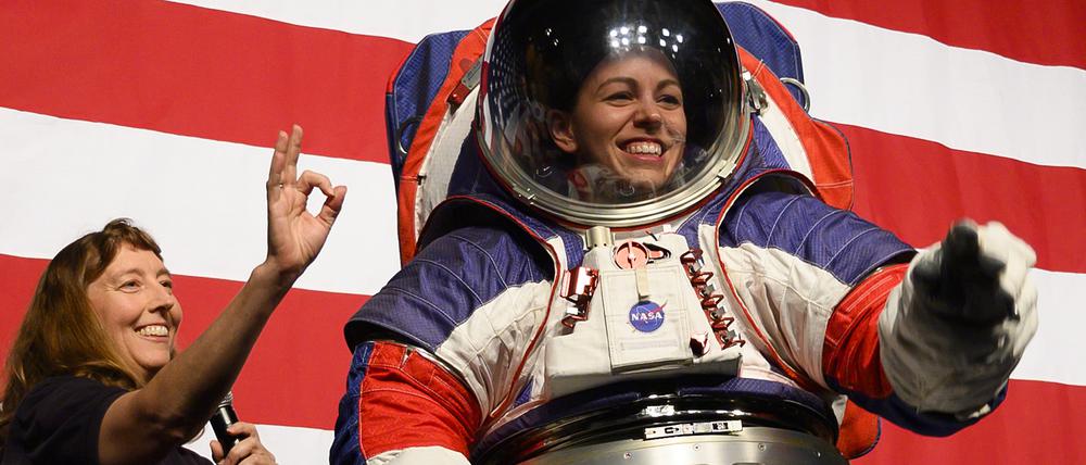 Kristine Davis, neben der Ingenieurin Amy Ross (l), stellt in Washington den neuen, flexibleren Nasa-Raumanzug vor. 