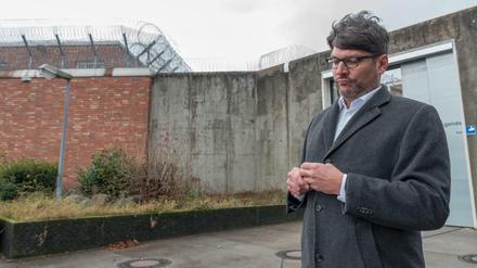 Dirk Behrendt, Senator für Justiz, Verbraucherschutz und Antidiskriminierung beim Besuch der JVA Plötzensee am Friedrich-Olbricht-Damm in Berlin.