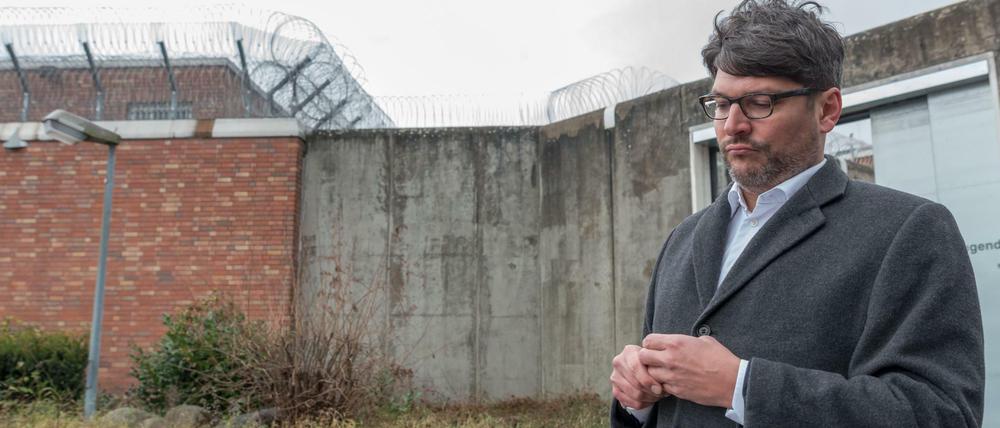 Dirk Behrendt, Senator für Justiz, Verbraucherschutz und Antidiskriminierung beim Besuch der JVA Plötzensee am Friedrich-Olbricht-Damm in Berlin.