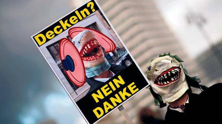 In Berlin wird mittlerweile regelmäßig für schärfere Gesetze gegen hohe Mieten demonstriert. Anfang Oktober war jemand dabei als Hai kostümiert unterwegs.