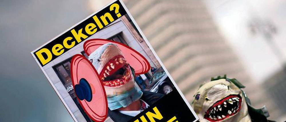 In Berlin wird mittlerweile regelmäßig für schärfere Gesetze gegen hohe Mieten demonstriert. Anfang Oktober war jemand dabei als Hai kostümiert unterwegs.