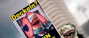 In Berlin wird mittlerweile regelmäßig für schärfere Gesetze gegen hohe Mieten demonstriert. Anfang Oktober war jemand dabei als Hai kostümiert unterwegs.