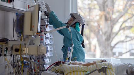 Ein Intensivpflegerin ist auf der Covid-19 Intensivstation im Universitätsklinikum Carl Gustav Carus Dresden mit der Versorgung einer Corona-Patientin, die an einen ECMO-Gerät angeschlossen ist, beschäftigt.