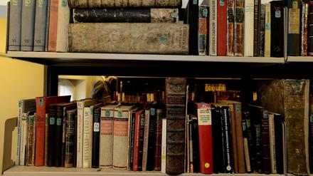 Veraltete Medientechnik: Bibliothek mit Büchern der letzten 400 Jahren im Kammergericht Berlin.