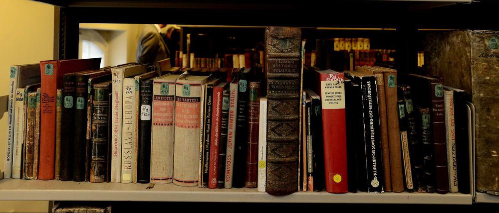 Veraltete Medientechnik: Bibliothek mit Büchern der letzten 400 Jahren im Kammergericht Berlin.