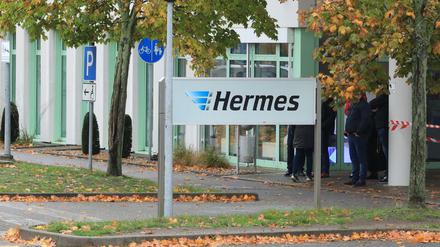 Mitarbeiter vor dem Haupteingang des Paketdienstleisters Hermes in Haldensleben 