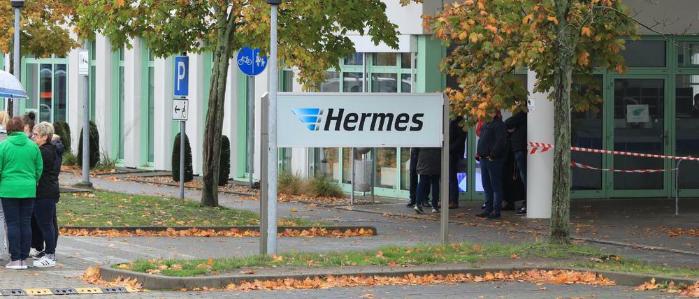 Mitarbeiter vor dem Haupteingang des Paketdienstleisters Hermes in Haldensleben 