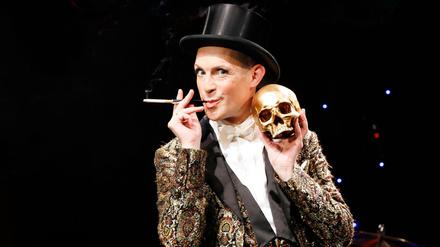 Gold steht ihm gut. Tim Fischer, 46, lebt in Berlin.