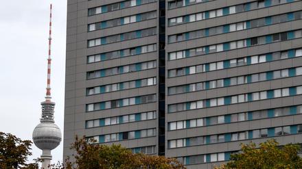 Wohnhäuser in Berlin vor dem Fernsehturm