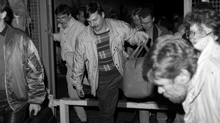 Menschen aus Ost-Berlin passieren am 9. November 1989 den geöffneten Grenzübergang Bornholmer Straße in Richtung Westen.