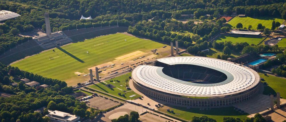 Die Luftaufnahme zeigt das Olympiastadion und den Umliegenden Olympiapark in Berlin.