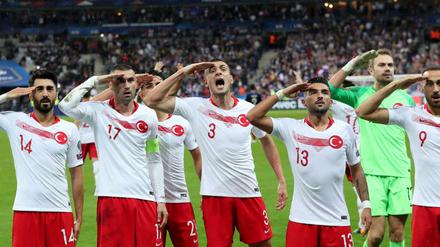Türkische Spieler salutieren beim Torerfolg in Frankreich.