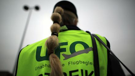Eine Flugbegleiterin bei einer Kundgebung (Archiv). Erstmals seit vier Jahren wollen Flugbegleiter der Lufthansa streiken. 