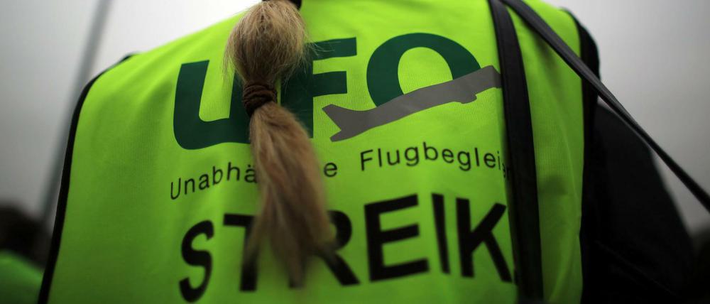 Eine Flugbegleiterin bei einer Kundgebung (Archiv). Erstmals seit vier Jahren wollen Flugbegleiter der Lufthansa streiken. 