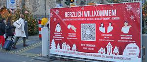 Auf dem Weihnachtsmarkt am Breitscheidplatz weisen Plakate auf die 3G-Regel hin. Doch kontrolliert wird sie nicht. 