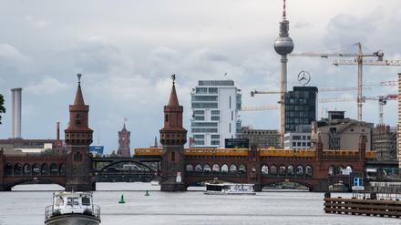Die Oberbaumbrücke verläuft zwischen Friedrichshain und Kreuzberg.