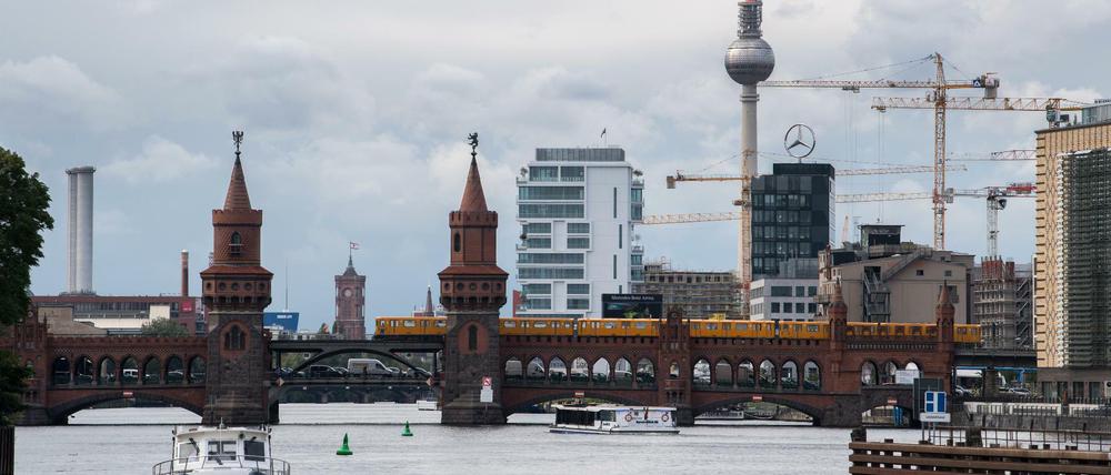 Die Oberbaumbrücke verläuft zwischen Friedrichshain und Kreuzberg.