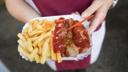 Currywurst und Pommes.