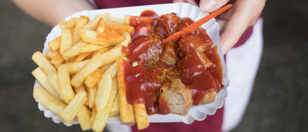 Currywurst und Pommes.