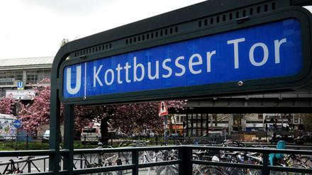 Die Beamten erteilten dem Mann einen Platzverweis für das Kottbusser Tor.