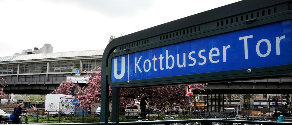 Die Beamten erteilten dem Mann einen Platzverweis für das Kottbusser Tor.