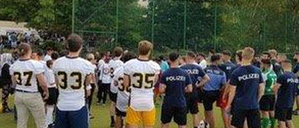 Migranten und Polizisten in Wedding spielen Football.