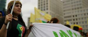 Flaggen der von Kurden dominierten Milizen-Allianz SDF in Berlin. Die SDF wehrt sich in Nordsyrien gegen türkische Angriffe.