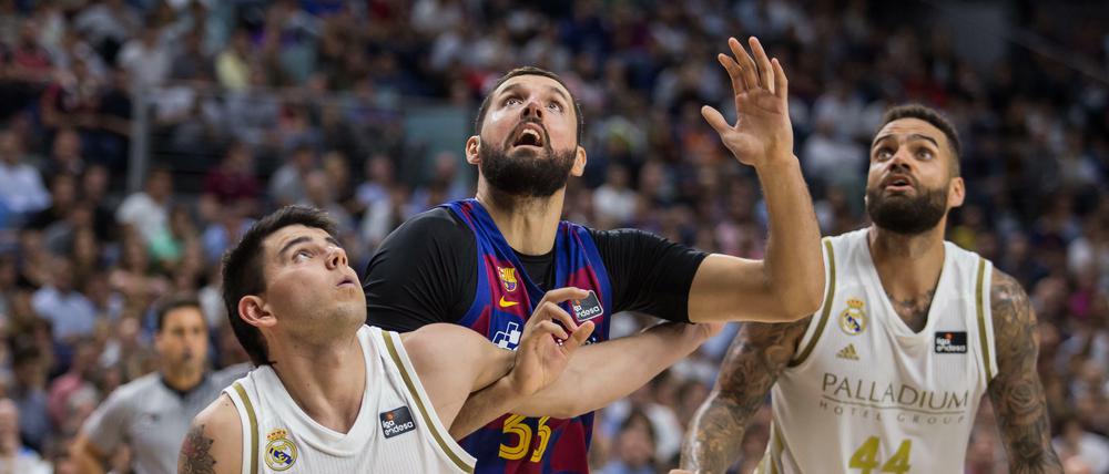 Mit Nikola Mirotic (Mitte) hat der FC Barcelona den spektakulärsten Transfer des Sommers getätigt. 